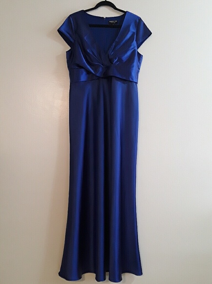 Robbie Bee Dresses & Skirts - Evening dress